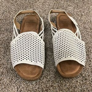 Earth Origins white leather sandal size 8